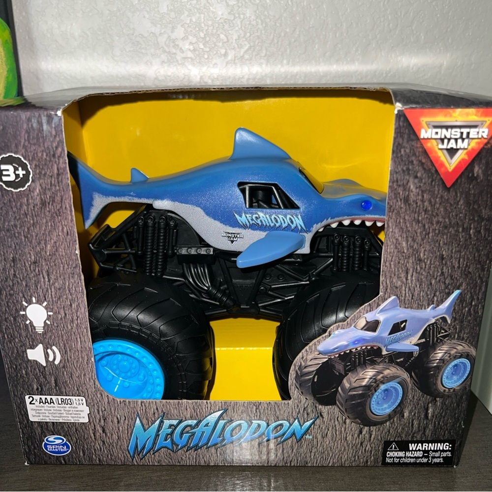 Megalodon 1/24 Scale Make Sounds And Lights